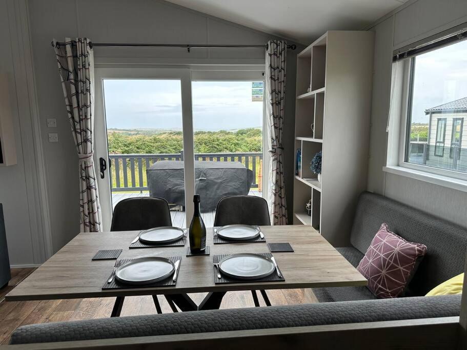 Modern Lodge With Amazing Views New Quay Kültér fotó