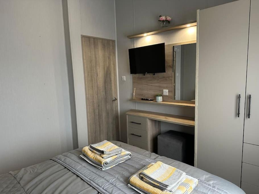 Modern Lodge With Amazing Views New Quay Kültér fotó